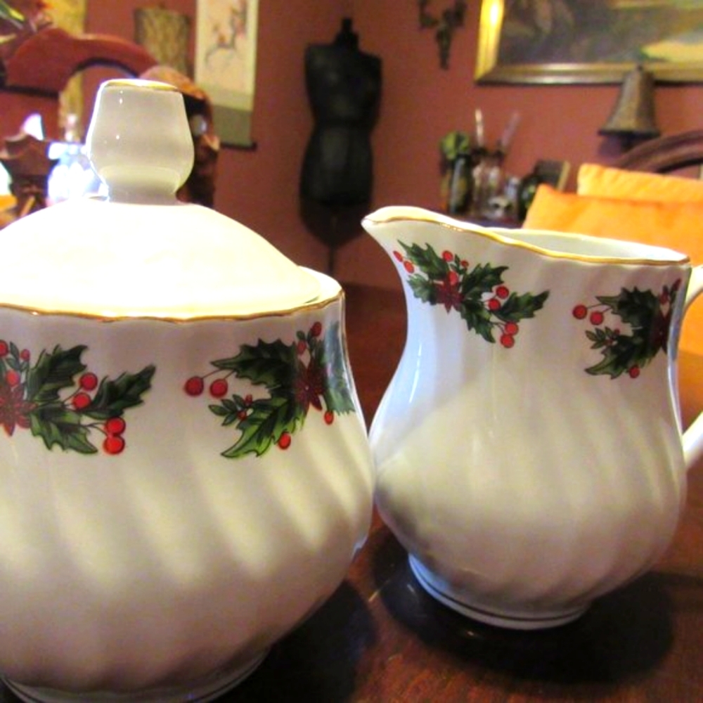 🎄 Vintage Christmas Holly Berries 24K Gold Trim Sugar & Creamer Set